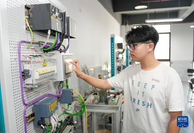 新華全媒+丨在創新創業中成長的“00后”大學生網絡工程師
